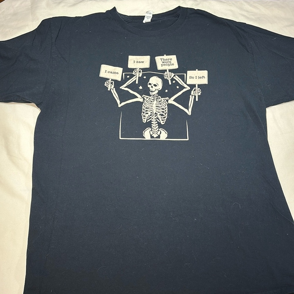 Men’s black skeleton, graphic T-shirt, size large.